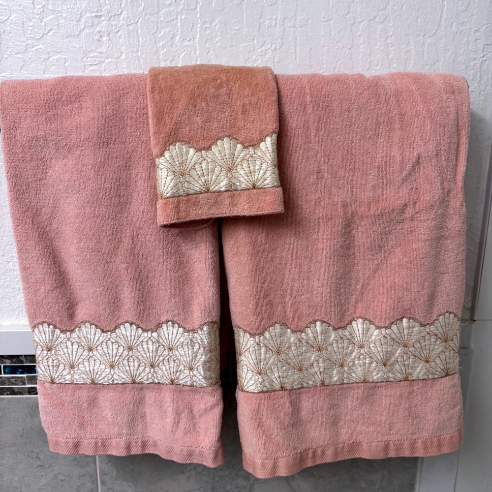 Vintage Fieldcrest Lustre Pink Shell Embroidered Towel Set 4pc Bath Hand Towels